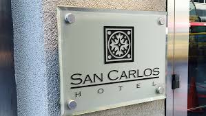 One Smart Object Powered Psd Replace The Sign Content Simply With A Sign Mockup Outdoor Signage Mockup Psd