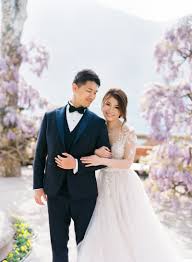 Titik fokus pada foto prewed ketiga belas ini adalah pasangan pengantin yang disorot oleh cahaya sinar matahari dengan kilatan pelangi yang mengitari kedua mempelai. Prewedding Shoot With Wysteria In Bloom At Villa Del Balbianello