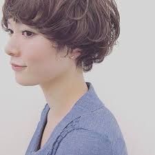 クルクル感が大人かわいい 顔回りを華やかにする カーリーヘア カタログ キナリノ ヘアスタイリング マッシュルームカット 髪型 マッシュ