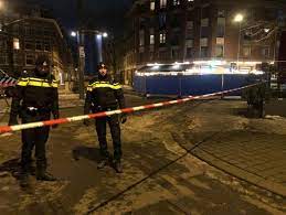 Een man is meerdere malen beschoten op de hoekenes in amsterdam. Twee Verdachten Vast Na Dodelijke Schietpartij In Amsterdam Binnenland Ad Nl