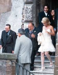 Tutti i cultori di maria de filippi e più in generale gli appassionati di tv e gossip hanno bene in mente la foto che ritrae la conduttrice e maurizio costanzo in abiti …. Maria De Filippi E Maurizio Costanzo Qual E La Vera Foto Del Matrimonio Della Coppia