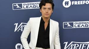 People may know cole sprouse from his disney channel days, his role as jughead jones on riverdale or his relationship with lili reinhart, but cole's a lot more than. Flirt Geruchte Und Hate Im Netz Cole Sprouse Platzt Kragen Promiflash De