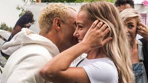 Davina michelle over 'my own world' dit album voelt voor mij als een verzameling van allemaal verschillende emoties en onderwerpen, zodat er voor iedere luisteraar wel iets herkenbaars inzit. Zanger En Muzikant Archives Pagina 3 Van 13 Sterren Op Tv