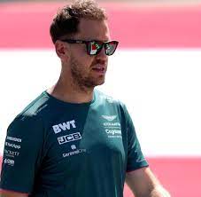 Born 3 july 1987) is a german racing driver who competes in formula one for aston martin, having previously driven for bmw sauber, toro rosso, red bull and ferrari.vettel has won four world drivers' championship titles which he won consecutively from 2010 to 2013.the sport's youngest world champion, as of 2020, vettel has the. Formel 1 In Spielberg Ruckschlage Fur Vettel Und Schumacher Welt