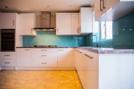 Glass backsplashes nyc provides glass and glazing services in new york, whether its for your home, business or personal requirements. Quintessential Blue Glass Kitchen Splashback Kuche Hertfordshire Von Creoglass Design Houzz