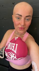 “Dopo aver finito la mia prima lezione di Kick Boxing... 💥, Penso che sia  l’arte della disciplina e dello sfogo interiore cosi sto bene con me stessa  e gli altri…fa bene all’anima ❤️, Grazie Valeria ...