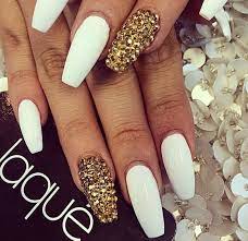 The coolest black and the most elegant rose gold combination of nail design trend is quite attractive for who crazy about the nail art. White And Gold Long Nails Novocom Top
