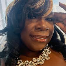 How to correctly customize a shoe with rhinestones and designs?