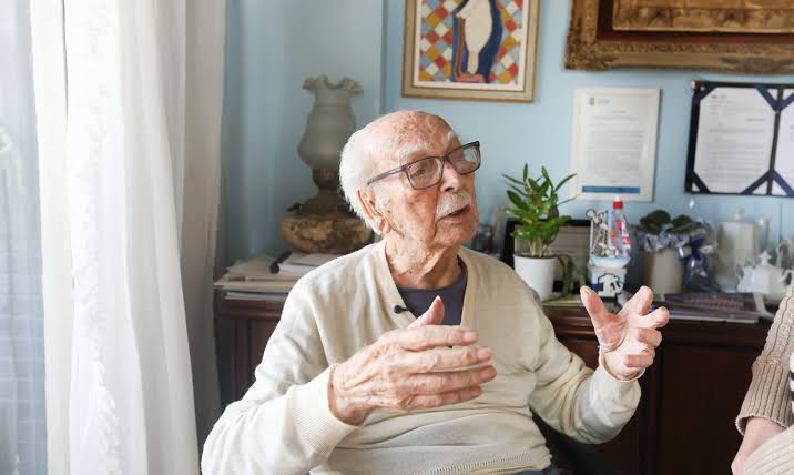 Aos 104 anos, escritor mais velho do mundo transforma vacinação em exemplo  de cidadania - Prefeitura de Tubarão