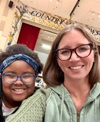 🍎 Meet Principal Stockwell and Future Principal Kara! We love seeing  students excited about their future careers especially those interested in  serving their community. #peoriaunifiedproud