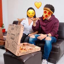 Tus últimos 3 emojis definen tu vida amorosa. 😏 Comenzamos nosotros: 😏🍕💛
