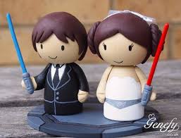 Voici 25 Idees Pour Organiser Un Mariage Sur Le Theme De La Saga Stars Wars Vous Allez Adorer Wedding Cake Topper Topper De Mariage Decoration Gateau Mariage