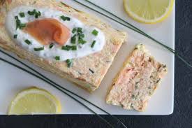 4 pavés de saumon sans peau , 500 g de filet de cabillaud , 2 tranches de pain de mie , bouillon de poisson , 10 cl de lait, 6 œufs , 2. Terrine Aux 2 Saumons Sauce Yaourt Citron Et Ciboulette In Mai Way