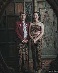 Foto prewed pake motor scoopy. 15 Foto Prewedding Sakral Dengan Pakaian Adat Indonesia