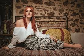 Η ηθοποιός πένυ αγοραστού, που συμμετέχει αυτό το διάστημα στη σειρά «έλα στη θέση μου» ήταν καλεσμένη του γρηγόρη αρναούτογλου, το βράδυ της επιπλέον, η κα αγοραστού ανφέρθηκε στην απώλεια του αδελφού της, όταν εκείνη ήταν στην ηλικία των 16 ετών. Peny Agorastoy Einai Telika Se Sxesh Me Ton Argyrh Pantazara Ry8mos 101 9