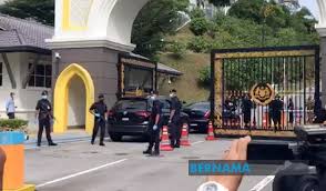 Anwar ibrahim minta raja malaysia hentikan proklamasi darurat. Anwar Reaches Istana Negara For Audience With Agong