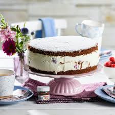 Du kannst schon schlagsahne im teig unterrühren, aber die schmilzt dann ziemlich sicher, wird den gleichen effekt, wie wenn du den kuchen danach mit schlagsahne verzierst, hast du also nicht. Nutella Sahne Torte Rezept Von Backen De