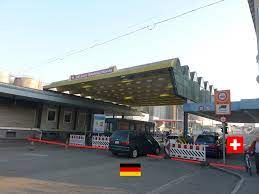 Las autoridades alemanas decidieron cerrar a partir del lunes por la mañana las fronteras del país con francia, suiza y austria, para intentar frenar la propagación del coronavirus, indicó este domingo a la. El Hombre Que Cruzaba Fronteras Fronteras