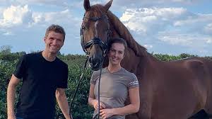 How did thomas come across the beautiful young lady? Suss Thomas Muller Und Lisa Bekommen Tierischen Nachwuchs Promiflash De