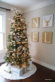 Choose jewel colours, and rich tones to decorate the tree. Sparkle 165 Christmas Tree Decoration Themes Pumpernickel Pixie