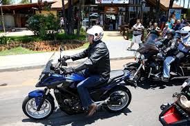 Bolsonaro chega de moto e fala sobre eleições, poder, stf, cpi, economia, lockdown, liberdade e mais. Bolsonaro E Suas Motos Veja Os Modelos Que O Presidente Ja Teve Ou Pilotou 16 05 2021 Uol Carros