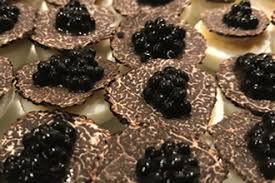 Oeufs De Caille Aux Perles De Truffes Et Truffes Noires Truffe Truffe Recette Oeufs De Caille