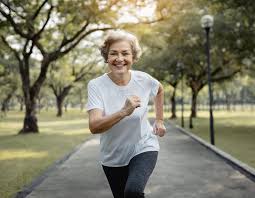 Idosa feliz fazendo alongamento no parque para começar melhores exercícios para 60+