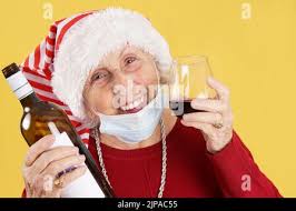 Frohe Weihnachten und schöne Feiertage! Oma, Mama und Tochter schmücken den  Baum drinnen. Der Morgen vor Weihnachten. Portrait liebevolle Familie  Nahaufnahme Stockfotografie