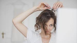 Un autre type de chute cheveux à la fois durable et localisée sur une zone précise existe. Les Raisons De La Chute De Cheveux Chez Les Femmes Le Vrai Du Faux Madame Figaro