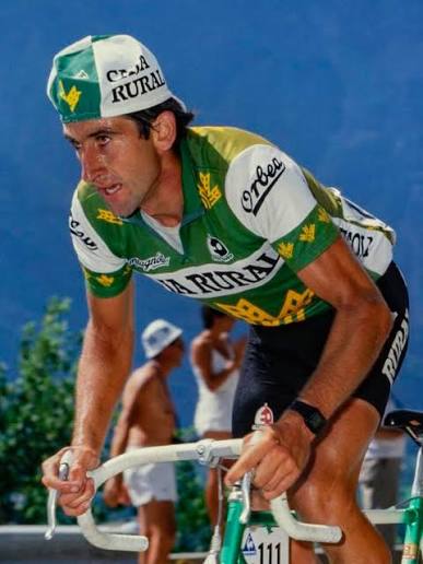 💚 | Caja Rural-Seguros RGA s'apprête à vivre son premier Tour de France avec un maillot spécial imaginé par Gsport. Inspirée des tenues des années 80, cette édition limitée fait le lien