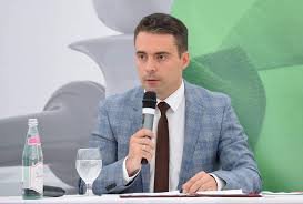 A főhős a hír tv politikai sztármagazinja. Vona Gabor Jobbik Daily News Hungary