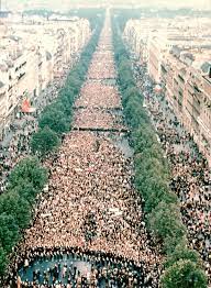 De par votre âge, vous étiez finalement plus proche des manifestants que de vos collègues gendarmes. Manifestation De Soutien Au General De Gaulle 30 Mai 1968
