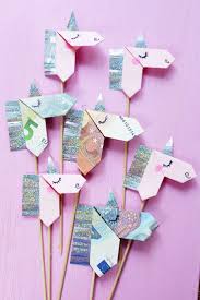 Ein hübsch anzusehendes geldgeschenk ist ein schöner luftballon mit ihrem geldgeschenk gefüllt. Geldscheine Kreativ Zum Origami Einhorn Falten Diy Anleitung Geschenke Geschenke Basteln Kreative Geschenke