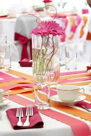 Moderne Hochzeitsdeko In Orange Und Pink Hochzeitsdeko Hochzeit Gedecke Tischdeko Hochzeit