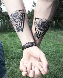 40 Unique And Matching Couple Tattoo Designs Tatuering Eslesen Dovmeler Dovmeli Kadin Sevgili Dovme