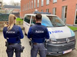 Poliția este un organ armat al administrației publice centrale sau locale, instituit prin lege, a cărui activitate este reglementată de dreptul intern și actele normative internaționale. Politie Inspecteur Ellen 24 Blikt Terug Op 2020 Niemand Bij Ons Staat Te Springen Om Lockdownfeestjes Stil Te Leggen Geloof Me Dat Zijn Echt Geen Leuke Interventies Politie Hulpdiensten En Justitie Blikken
