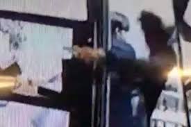 Due rapinatori sono morti, colpiti dai proiettili esplosi dal titolare del negozio che nel 2015 aveva già subito una violenta rapina. A 16 Anni Tenta Rapina In Gioielleria Nel Casertano Con Pistola E Spray Urticante