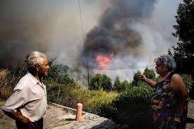 Presidente da câmara afirmou que já foram retiradas 20 pessoas, umas voluntariamente e outras. Fotos El Incendio Forestal Del Algarve En Imagenes Internacional El Pais