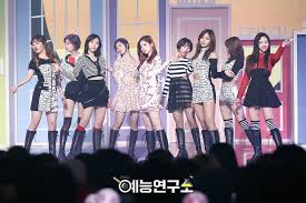 When a devoted husband and father is left home alone for the weekend, two stranded young women unexpectedly knock on his door for help. Twice Global On Twitter Pic 170302 Mbc Show Music Core 170225 Knock Knock 1 Https T Co A9wptkp5tp Twice íŠ¸ì™€ì´ìŠ¤