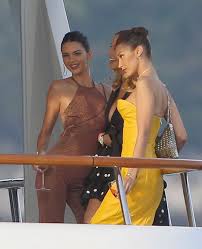 Kendall was wrapped up in a blanket to stay warm and she and bella cuddled up together, the insider says. Bbqs On Twitter Kendall Jenner Body Bella Hadid Outfits Kendall Jenner Style