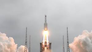 El cohete chino long march 5b podría entrar a la atmósfera el 8 de mayo, por lo que el pentágono presumen que el cohete chino fuera de control hace parte de su estación espacial la semana pasada. Un Cohete Espacial Chino Esta Peligrosamente Cerca De Caer En La Tierra Codigo Espagueti
