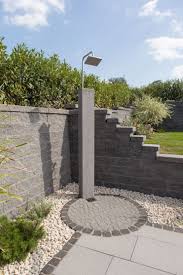 Whirlpool Im Garten Outdoor Showers A Wonderful Feeling The Wall Serves As Vis Feeling Garten Outdoor Ser In 2020 Solardusche Garten Garten Wasserbecken Garten