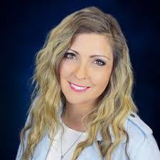 Leah Pearson's Instagram, Twitter & Facebook