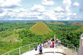 The chocolate hills are famous worldwide, and have secured a place on provincial flags and seals. The Complete Guide To The Philippines Chocolate Hills