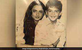 This Boy Sitting In Rekhas Lap Is The Biggest Superstar Of Bollywood And Was More Popular Than Shah Rukh Who Is He - रेखा की गोद में बैठा यह लड़का आज है