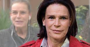 Glücklich sieht man stéphanie von monaco. Stephanie Von Monaco Grauer Mantel Schlichte Frisur Sie Lasst Der Botschaft Den Vortritt Bunte De