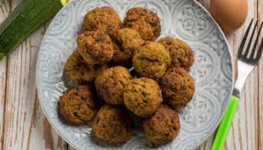 Nel frattempo preparate una pastella a base di acqua e farina mescolando bene. Polpette Zucchine E Formaggi Al Forno Leggere Gustose E Semplici