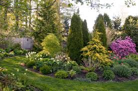 The space in front yards differs and there are some which seem too small to be landscaped and yet some succeed beautifully even with the smallest plots. 16 Simple Solutions For Small Space Landscapes Better Homes Gardens