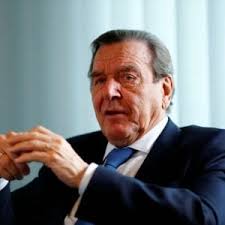 Schroeder fa causa al Bundestag per riavere ufficio e privilegi