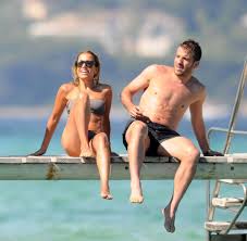 De voormalig middenvelder kwam tijdens zijn actieve loopbaan namelijk uit voor beide clubs, al was diens avontuur in denemarken bepaald geen doorslaand succes. Ex Traumpaar Die Ehe Von Rafael Und Sylvie Van Der Vaart Bilder Fotos Welt